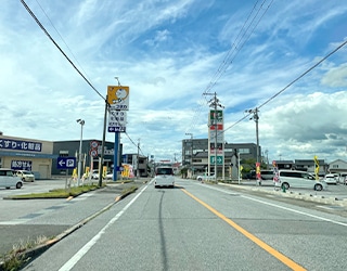 左手にドラッグユタカ、右手にフレンドマート平方店