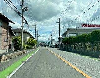 右手にヤンマーの工場